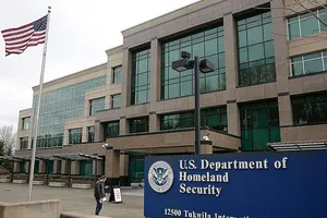 Bên ngoài trụ sở Bộ An ninh nội địa ở thủ đô Washington, D.C., một trong những cơ quan bị xâm nhập trong đợt tấn công mạng vừa qua.