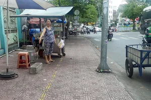 Các hộ dân được bố trí chỗ kinh doanh tạm trên đường Lê Bình, phường 4, quận Tân Bình.