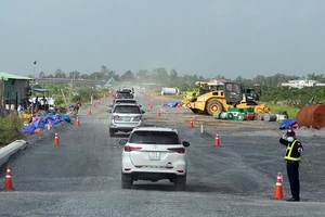 Xe chạy thực nghiệm trên cao tốc Trung Lương - Mỹ Thuận.