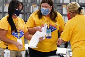 Nhân viên bầu cử làm việc tại hạt Clark ở Las Vegas, bang Nevada (Mỹ) trong ngày bầu cử 3-11