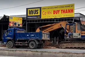 Nhà thầu chở đất thi công vỉa hè quốc lộ 60 đi bán