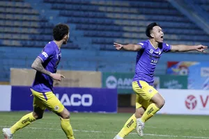 Vài phút sau pha ăn mừng bàn thắng này thì Việt Anh để bóng chạm tay trong vòng cấm.