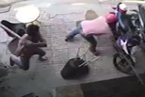 Camera ghi lại cảnh người trong quán trà sữa bị tấn công.