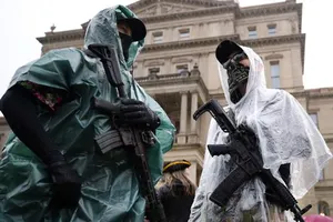 Người biểu tình mang súng bên ngoài trụ sở nghị viện bang Michigan (Mỹ) hồi tháng 5-2020.