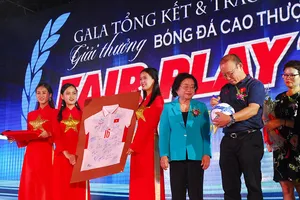 HLV Park Hang-seo ký tặng lên trái bóng gửi tặng nguyên Phó Chủ tịch nước Trương Mỹ Hoa trong ngày nhận Vinh danh Fair Play.