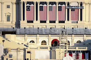 Dựng sân khấu, bàn ghế bên ngoài tòa nhà Quốc hội ở thủ đô Washington, D.C. chuẩn bị cho lễ nhậm chức của ông Joe Biden.