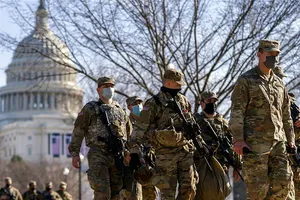 Vệ binh quốc gia di chuyển trên đường phố thủ đô Washington, D.C. ngày 17-1.