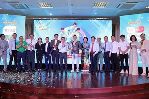 Các thành viên và ban tổ chức trong buổi lễ trao giải Fair Play.