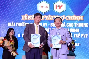 Ông Nguyễn Đức Hiển, Phó Tổng biên tập báo Pháp Luật TP.HCM, Trưởng ban tổ chức giải Fair Play (phải) và ông Lê Khắc Hiệp trong lễ ký kết nhà tài trợ giải Fair Play 2021.