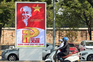 Trang trí chào mừng Đại hội Đảng lần thứ XIII tại khu vực nút giao Phạm Hùng - Trần Duy Hưng, đại lộ Thăng Long. Ảnh: VGP