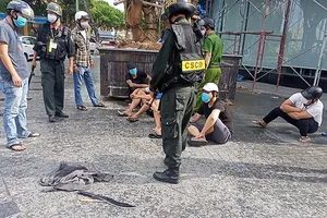 Một nhóm chuẩn bị thanh toán nhau bị lực lượng 911 trấn áp. Ảnh: HẢI HIẾU