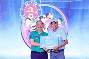NSND Việt Anh nhận món quà từ bầu Bình của CLB Sài Gòn FC để tổ chức giải “Cây mùa xuân cho các cựu tuyển thủ” vào chiều 22-1 trên sân Trung tâm thể thao Công an TP.HCM.