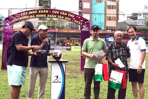 NSND Việt Anh dẫn chương trình, cựu trung phong số một Việt Nam Cao Cường (bìa phải) trong chương trình Cây mùa xuân với những trận bóng hữu nghị và tình cảm ấm áp cho các cựu cầu thủ.