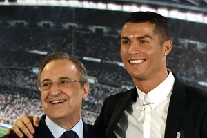 Chủ tịch CLB Real Madrid - ông Perez chụp ảnh lưu niệm cùng Ronaldo.