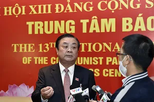 Ủy viên Trung ương Đảng, Thứ trưởng Bộ NN&PTNT Lê Minh Hoan đang trả lời báo chí.