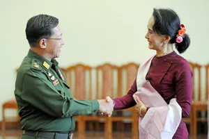Tổng tư lệnh quân đội Min Aung Hlaing (trái) và bà Aung San Suu Kyi ở thủ đô Naypyitaw thời điểm cuối năm 2015.