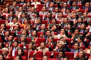 Các đại biểu biểu quyết thông qua Nghị quyết Đại hội XIII Đảng Cộng sản Việt Nam.