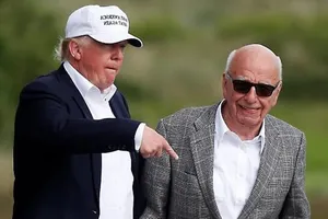 Ông Donald Trump (trái) và ông Rupert Murdoch (phải) trong một lần đánh golf chung ở sân golf nhà ông Trump ở Aberdeen (Scotland) tháng 6-2016.