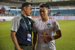 Sau khi trận vòng 3 V-League trên sân Pleiku bị hoãn, HLV Kiatisak và các cầu thủ nghỉ sớm ăn tết dài ngày.