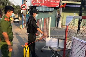 Đoàn viên Thanh niên Công an tỉnh Bình Dương tình nguyện hỗ trợ trực chốt tại các khu vực phong tỏa, cách ly.