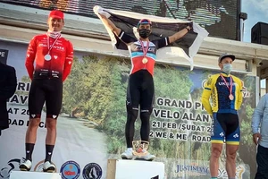 Harrif Saleh (giữa) trở thành tay đua xe đạp Malaysia đầu tiên giành chiến thắng tại châu Âu.