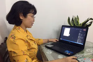 Giáo viên Trường THPT Nguyễn Hữu Huân, TP Thủ Đức dạy học trên Internet cho học sinh.