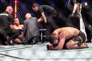 Sau khi chiến thắng Gaethje, Khabib sụp xuống võ đài khóc và tuyên bố giải nghệ.