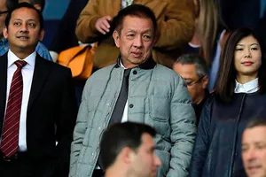Chủ tịch Anil Murthy (trái) và ông chủ CLB Valencia Peter Lim.