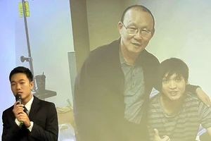 Xuân Trường đang giới thiệu về những ca chấn thương của cầu thủ Việt Nam và sự ra đời của Trung tâm Hồi phục chấn thương thể thao quốc tế IRC.