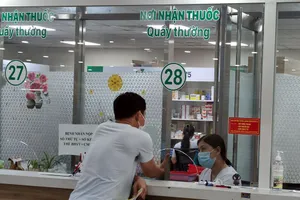 Người dân đến khám chữa bệnh tại BV Quân y 175.