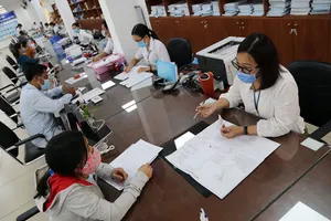Cán bộ khu vực III TP Thủ Đức giải quyết thủ tục hành chính cho người dân. Ảnh: HOÀNG GIANG