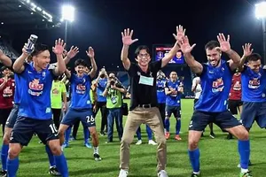 HLV Dusit và các cầu thủ Pathum Utd đã có màn ăn mừng rất vui khi duy trì mạch 26 trận bất bại.