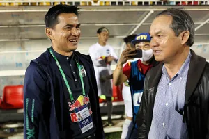 Bầu Đức sau thời gian dài không đến sân xem bóng đá, giờ đã có cảm hứng với lứa cầu thủ trẻ cứng cáp hơn bên cạnh HLV Kiatisak.