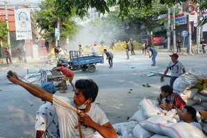 Người biểu tình Myanmar dùng ná tự chế chống trả lực lượng cảnh sát trên đường phố TP Yangon ngày 14-3.