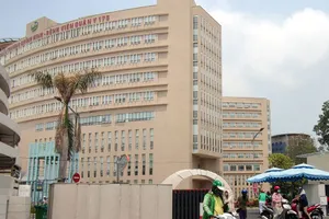 Người dân đến khám chữa bệnh tại BV Quân y 175.