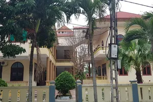 Trụ sở to có làm dân giàu lên?