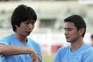 Dusit và Kiatisak thời còn tham gia ban huấn luyện HA Gia Lai.