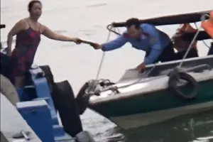 TTGT đi trên canô ĐN: 0748 kiểm tra sổ chớp nhoáng một tàu đang đậu bên bờ sông Đồng Nai, phía bờ huyện Vĩnh Cửu ngày 22-1.