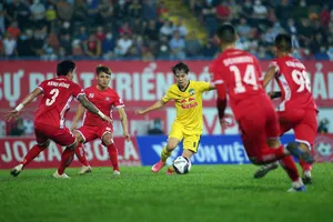 Văn Toàn mở tỉ số trong chiến thắng 2-0 trên sân Lạch Tray trước chủ nhà Hải Phòng.