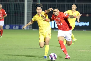 Hà Tĩnh (trái) càng đá càng ổn định.