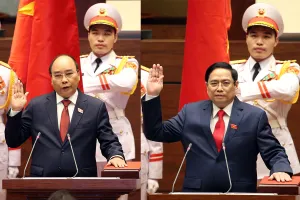 Chủ tịch nước Nguyễn Xuân Phúc (trái) và Thủ tướng Chính phủ Phạm Minh Chính tuyên thệ nhậm chức.