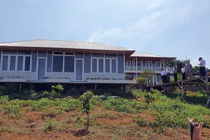 Nhà “mọc” trên đất thủy điện. Ảnh: HT