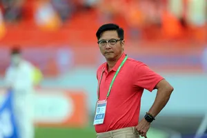 HLV Lê Huỳnh Đức tái ngộ đối thủ lớn một thời Kiatisak với nhiều cảm xúc.