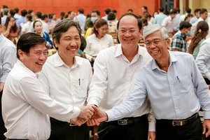 Từ trái qua: Chủ tịch UBND TP Nguyễn Thành Phong, Thứ trưởng Bộ Nội vụ Trần Anh Tuấn, Phó Bí thư Thành ủy Nguyễn Hồ Hải, Phó Chủ tịch UBND TP Võ Văn Hoan tại hội nghị.