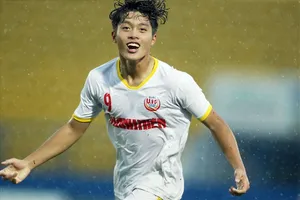 Quốc Việt nổi bật trong màu áo U-19 Học viện NutiFood của thầy Giôm sẽ đối đầu với U-19 SL Nghệ An của thầy Quyến.