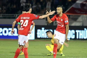 Ba ngoại binh Brazil quá “lởm” khiến Lee Nguyễn phải cày ải, “gánh team”.