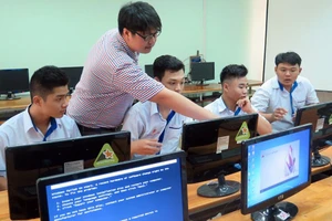 Thầy trò lớp điện lạnh của Trường CĐ Kỹ thuật Lý Tự Trọng TP.HCM trong một giờ học trên máy tính.