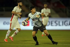 Thủ môn Bùi Tiến Dũng và đồng đội TP.HCM sắp sửa đi chung kết ngược.