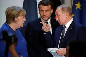 Thủ tướng Đức Angela Merkel (trái), Tổng thống Pháp Emmanuel Macron (giữa) và Tổng thống Nga Vladimir Putin tại hội nghị thượng đỉnh ở Paris về xung đột đông Ukraine hồi tháng 12-2019.
