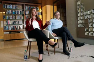 Tỉ phú Bill Gates (phải) và vợ là bà Melinda Gates trong một cuộc phỏng vấn hồi năm 2019.